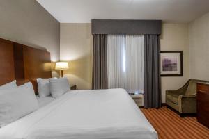 Letto o letti in una camera di Devonian Hotel and Suites