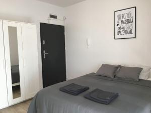 een slaapkamer met een bed met twee handdoeken erop bij Studio Fibra Lungo in Rybnik +30 foto's