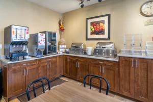 Cucina o angolo cottura di Devonian Hotel and Suites