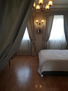 una camera con letto, lampadario a braccio e finestra di Best Apartments Więzienna Monkeys a Breslavia