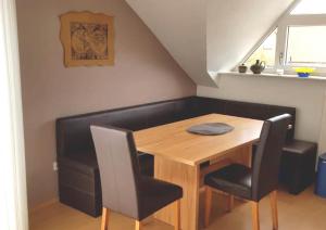 einen Esstisch mit 2 Stühlen und einem Tisch in der Unterkunft Ferienwohnung Weiß Wachtenburg in Wachenheim an der Weinstraße
