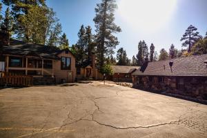 una entrada vacía delante de una casa en Embers Lodge & Cabins en Big Bear Lake