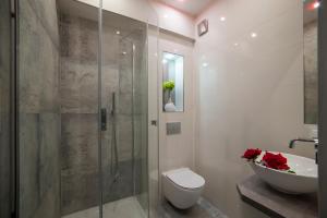 La salle de bains est pourvue d'une douche, de toilettes et d'un lavabo. dans l'établissement STOP Apartment, à Suwałki