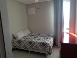 Кровать или кровати в номере Apto 3 quartos na Praia do Morro wifi 300Mb vista para o mar 2vagas garagem 1 rua da da praia