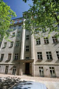 un gran edificio de piedra con una puerta en la parte delantera en Apartmenthaus Feuerbach, en Leipzig