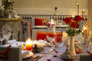 Reštaurácia alebo iné gastronomické zariadenie v ubytovaní Riad Tahyra