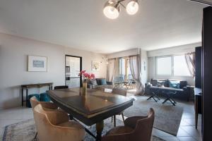 - un salon avec une table et des chaises dans l'établissement Panoramic view, 2 bedroom, Monaco,Riviera, Parking, à Beausoleil
