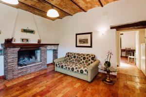 a living room with a couch and a fireplace at CASALE AL LAGO con PISCINA E SAUNA in Corbara