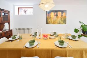 ein Tisch mit Tellern und Schüsseln darauf in der Unterkunft Casa da Avó Amália in Janeiro de Cima