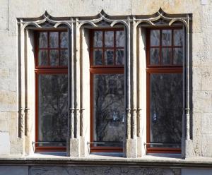 drei Fenster an der Seite eines Gebäudes in der Unterkunft Apartmenthotel Quartier M in Leipzig