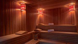 una sauna con dos bancos y dos luces en Scardona Park Luxury Accommodation, en Skradin