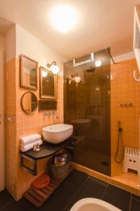 ein Bad mit einer Badewanne, einem Waschbecken und einer Dusche in der Unterkunft Appartamento Belle Arti, perfetto per Famiglie in Bologna