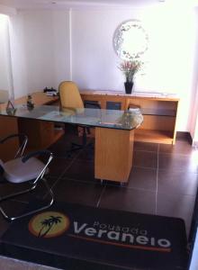 una oficina con un escritorio con 2 sillas y una mesa en Pousada Veraneio Ponta Negra, en Natal