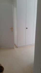 Pokój z dwoma białymi szafkami i drzwiami w obiekcie Gästezimmer w Zurychu