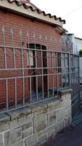una valla de hierro al lado de un edificio de ladrillo en Lo de Su en Salta