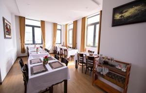 Dac Tin Luxury Hotel tesisinde bir restoran veya yemek mekanı