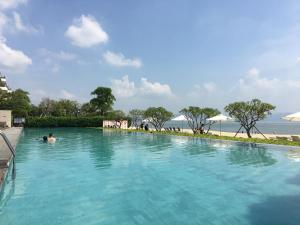 uma pessoa a nadar numa grande piscina em HuiZhou HuaYangNian Seaview Guesthouse em Huidong