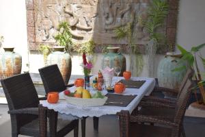 einen Tisch mit einer Schale Obst darauf in der Unterkunft Sumali Villa in Sing Buri