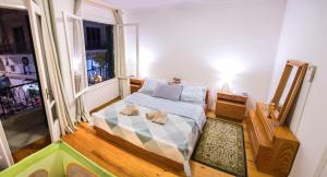 een kleine slaapkamer met een bed en een raam bij Artistic Getaway Home - Super Central in Heraklion