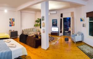 Artistic Getaway Home - Super Central的电视和/或娱乐中心