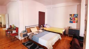 Artistic Getaway Home - Super Central的休息区