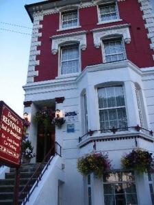 - un bâtiment rouge et blanc avec des fenêtres et un panneau dans l'établissement Dover's Restover Bed & Breakfast, à Douvres