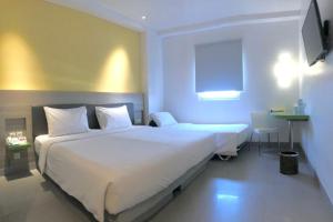 Postel nebo postele na pokoji v ubytování Amaris Hotel Sriwedari Solo