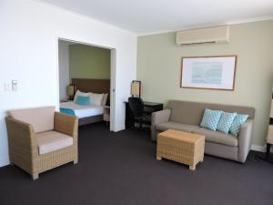 Et sittehjørne på BASE Holidays - Ettalong Beach Premium Apartments