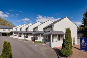 eine Reihe weißer Häuser auf einem Parkplatz in der Unterkunft Elphin Serviced Apartments in Launceston