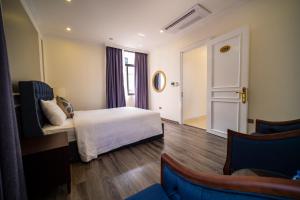 - une chambre avec un lit, une chaise et une porte dans l'établissement IDC White House Ha Long FLC Golf & Resort, à Hạ Long 36 autres photos