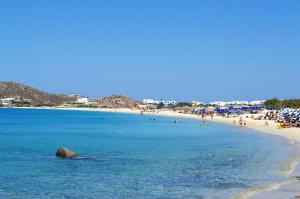 Una playa con mucha gente en el agua en Sunset, en Agios Prokopios