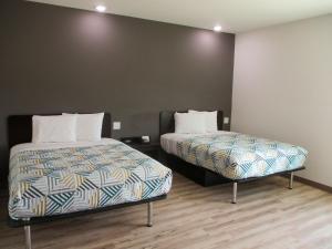 Zimmer mit 2 Betten in einem Zimmer in der Unterkunft Studio 6-Port Allen, LA - Baton Rouge I-10 in Port Allen