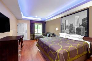 Postel nebo postele na pokoji v ubytování Super 8 by Wyndham Houston Northwest Cypress + 21 fotografií