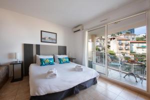 una camera con un letto e una grande finestra di Monaco, sea view, bright studio a Beausoleil