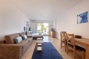 Posezení v ubytování Monaco, sea view, bright studio