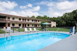 una piscina di fronte a un hotel di Super 8 by Wyndham Gaffney a Gaffney