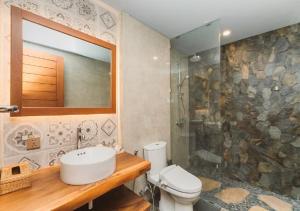 Ein Badezimmer in der Unterkunft Villa Niketan Sanur - Three bedroom, Sanur, Near Icon Mall, Harbor