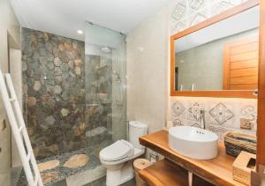 Ein Badezimmer in der Unterkunft Villa Niketan Sanur - Three bedroom, Sanur, Near Icon Mall, Harbor