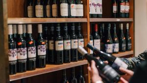 eine Person hält eine Flasche Wein in der Unterkunft Country Club Villas in Launceston