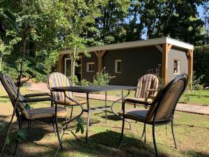 a table and four chairs in front of a shed at Het creijennest Gemeente 's-Hertogenbosch in Rosmalen +13 photos