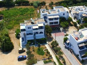 una vista aérea de algunas casas blancas en Sunset, en Agios Prokopios