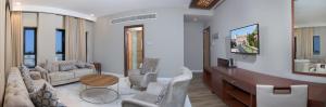 TV a/nebo společenská místnost v ubytování Muscat Gate Hotel