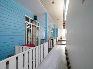 un pasillo de una casa con paredes azules en Ban FahSai Guest House, en Ko Samed
