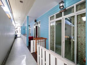 un pasillo de una casa con una pared azul en Ban FahSai Guest House, en Ko Samed