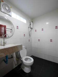 y baño con aseo, lavabo y espejo. en Ban FahSai Guest House, en Ko Samed