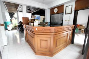 TV a/nebo společenská místnost v ubytování RedDoorz Plus near Alun Alun Selatan