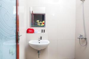 Koupelna v ubytování RedDoorz near Gedung Sate 2