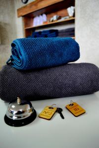 a blue blanket with two keys and two tags at Capsule Hotel Tolmachevo in Ob