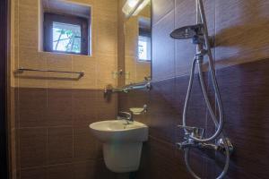 ein Badezimmer mit Dusche, Toilette und Waschbecken in der Unterkunft Къща Стара Македония in Gostun