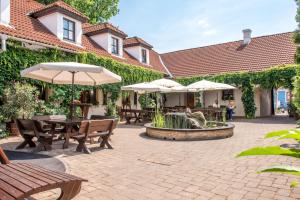 Aed väljaspool majutusasutust Weingut Burger